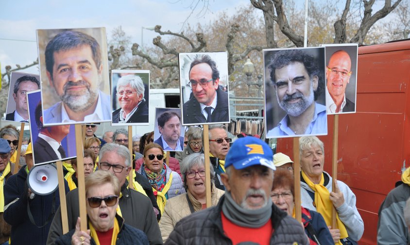 Els Avis i Àvies, amb les fotos dels presos polítics