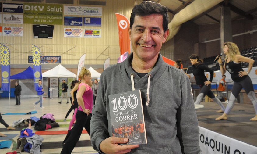 Xavier Bonastre amb un exemplar del seu llibre "100 històries del córrer", el passat dissabte al Palau Municipal d'Esports