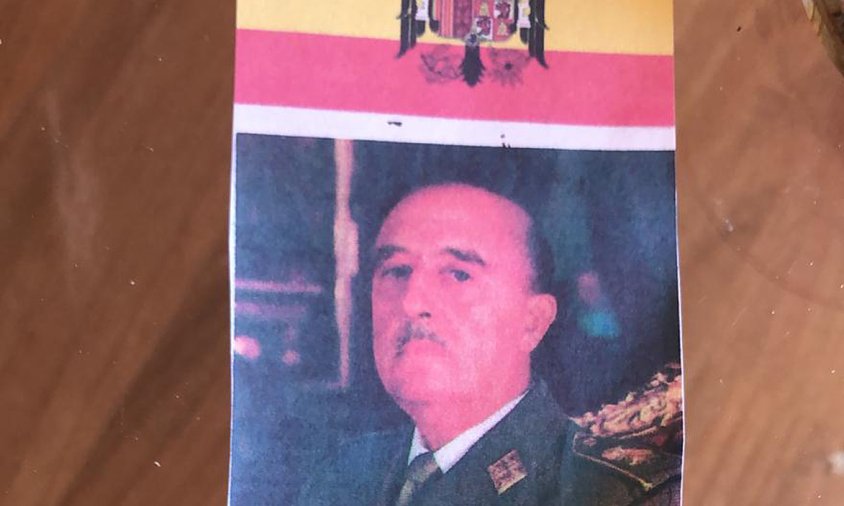 L'anònim consistia en una foto del dictador Franco acompanyat d'una bandera espanyola i un missatge