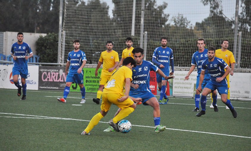 Imatge del partit de la primera volta de la lliga entre el Cambrils Unió i el Vilanova i la Geltrú, el passat octubre