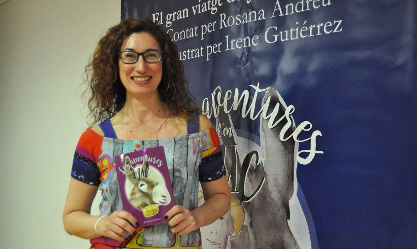 Rosana Andreu amb un exemple del seu darrer llibre "Les Aventures d'en Nic al Priorat"