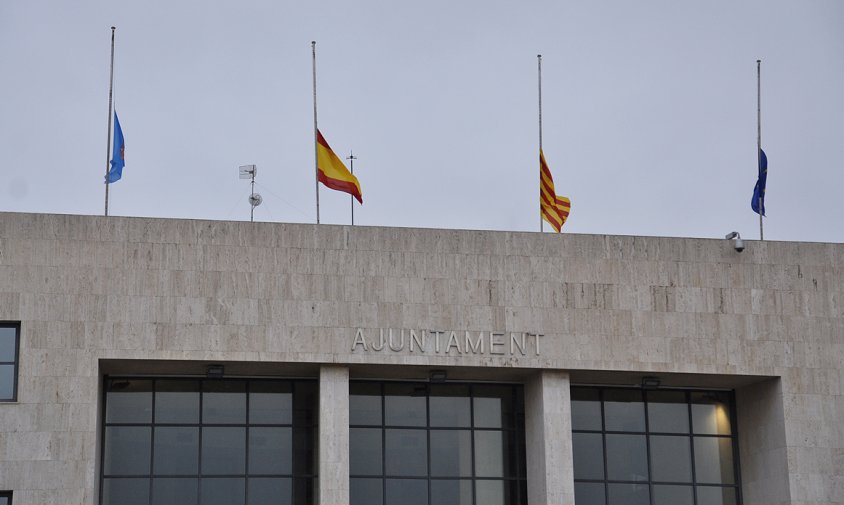 Les banderes de l'Ajuntament onegen a mitja asta des del passat mes de novembre