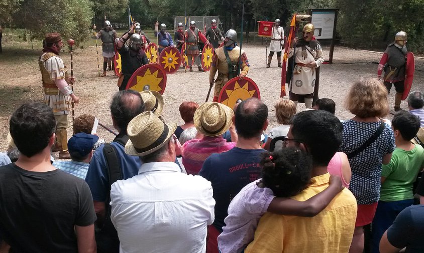 Imatge de les activitats que es van fer a la Vil·la Romana de la Llosa amb motiu del 25è aniversari de la seva descoberta, el maig de l'any passat