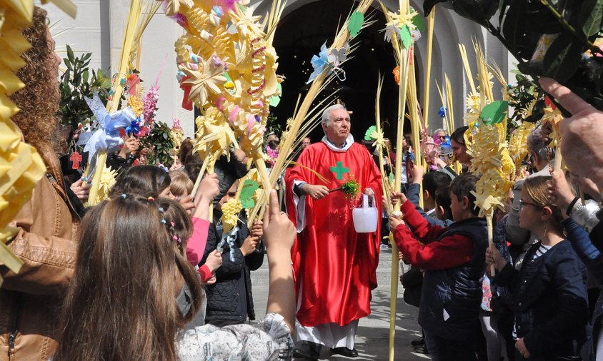 La benedicció de palmes i rams de la plaça de l'Església de Sant Pere ha estat molt concorreguda