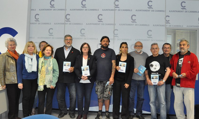 Presentació del cicle de cinema solidari, ahir al matí, amb membres del Banc del Temps, d'ACTE, l'alcaldessa Camí Mendoza, els regidors Ana López i Josep M. Vallès i el cambrilenc Marco Martínez
