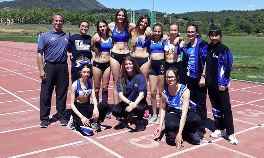 Equip femení del Club Atletisme Cambrils amb l'entrenador Pere Ferrando