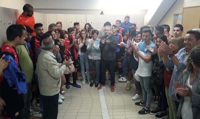 Amics i familiars dels jugadors del Reus B Cambrils van entrar al vestidor abans d'iniciar-se el partit