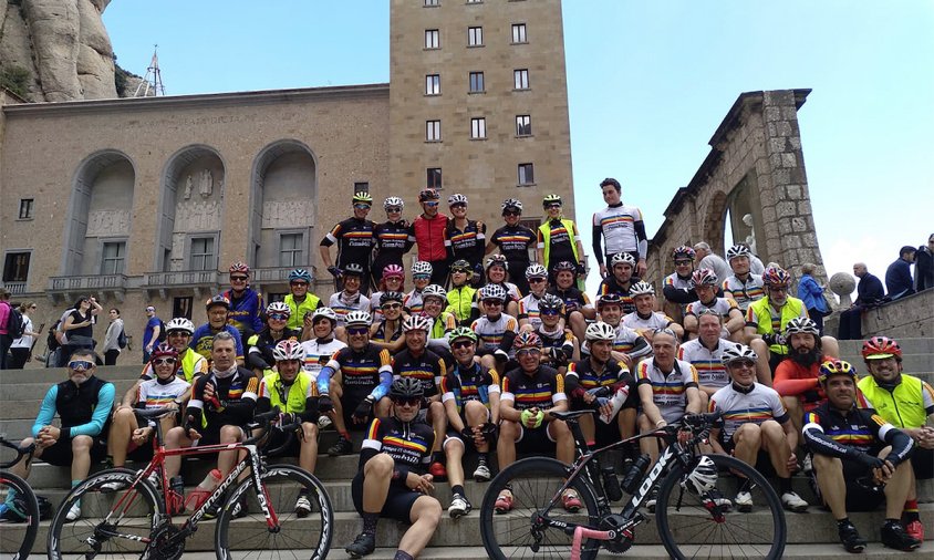 Foto de grup dels ciclistes que van participar a la sortida entre Cambrils i Montserrat