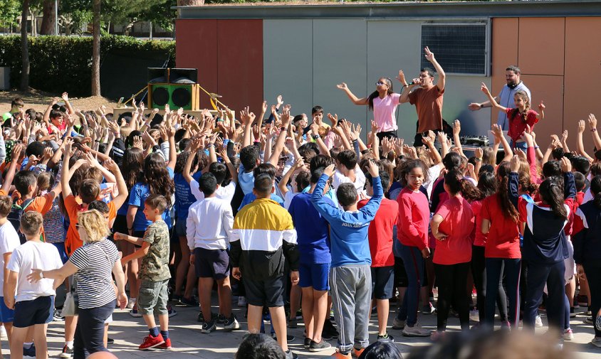 Imatge de la festa de cloenda dels alumnes cambrilencs de sisè de Primària, ahir al matí, al parc del Pinaret