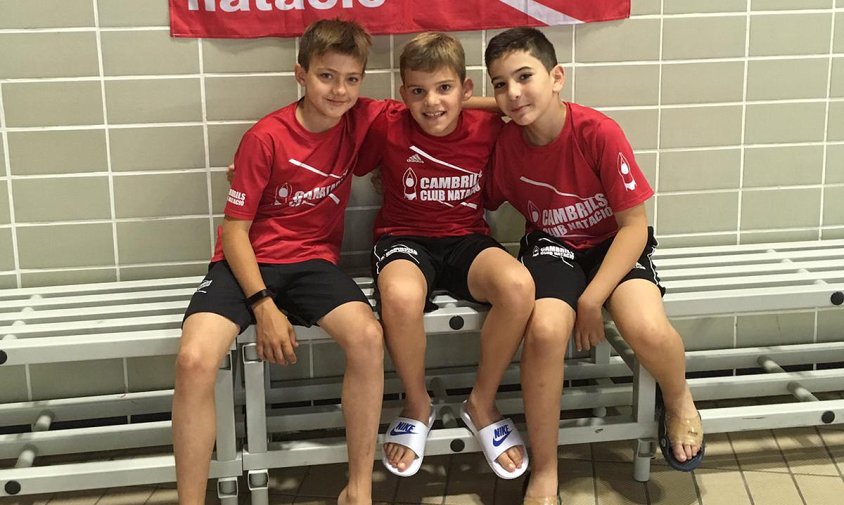 Els nedadors del Cambrils CN Roman Stricovschi, Mario Gómez i Amin El Gaachi