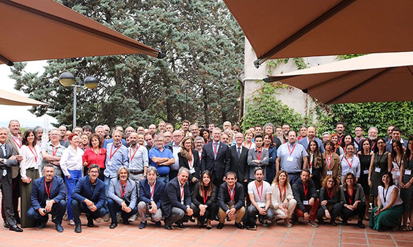 Foto de grup dels assistents a la 22a Assemblea General Ordinària de l'Associació de Mitjans d'Informació i Comunicació (AMIC), el passat 14 de juny