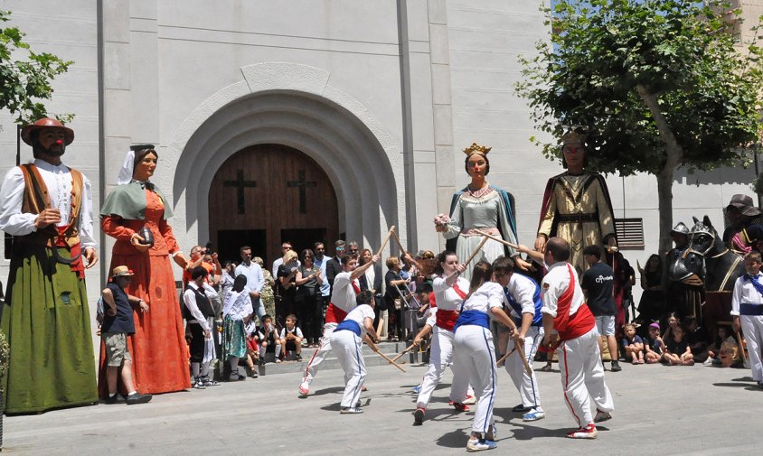 Ballada dels elements festius a la plaça de l'església de Sant Pere, la diada de la Festa Major de l'any passat