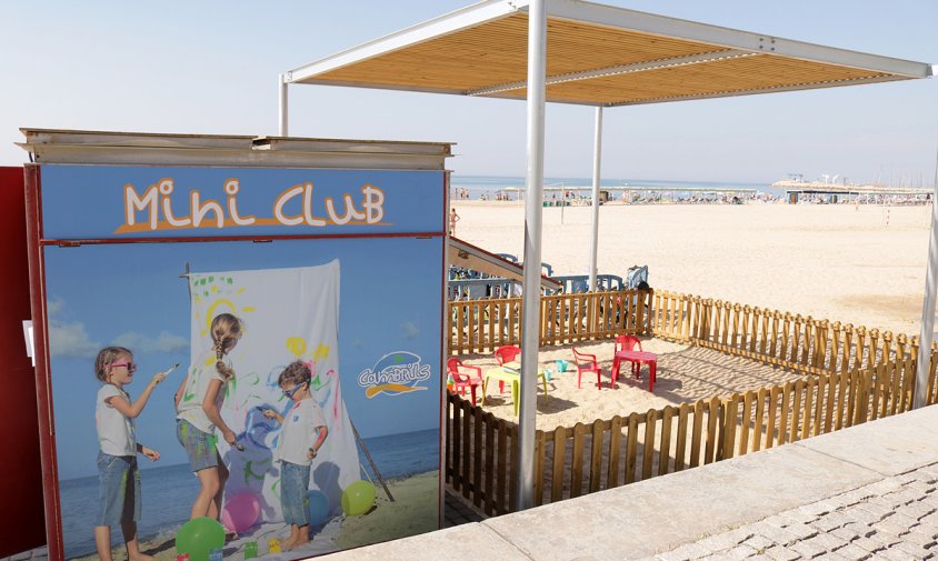 Miniclub infantil instal·lat a la platja del Regueral