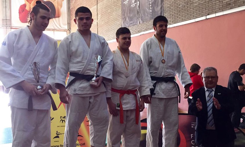 El judoka cambrilenc, Emanuel Toscano –al centre de la imatge– en la primera posició del podi
