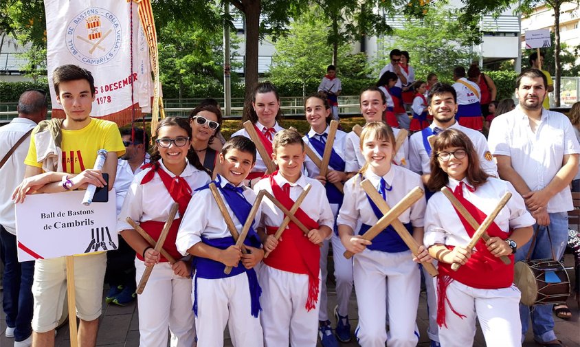 Foto de grup del Ball de Bastons de Cambrils que va assistir a la Trobada Nacional de Ball de Bastons de Catalunya a Gavà