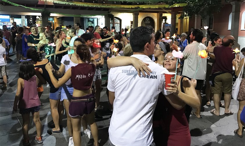 El ball del fanalet a la plaça de la Vila, dins les festes del Barri Antic, l'any passat