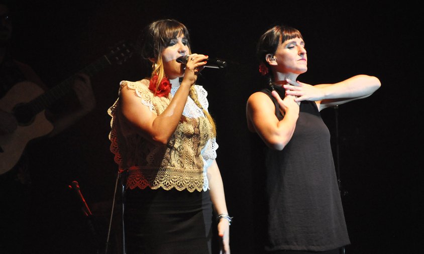 Rozalén, acompanyada durant tot el concert per Beatriz Romero, intèrpret de la llengua de signes