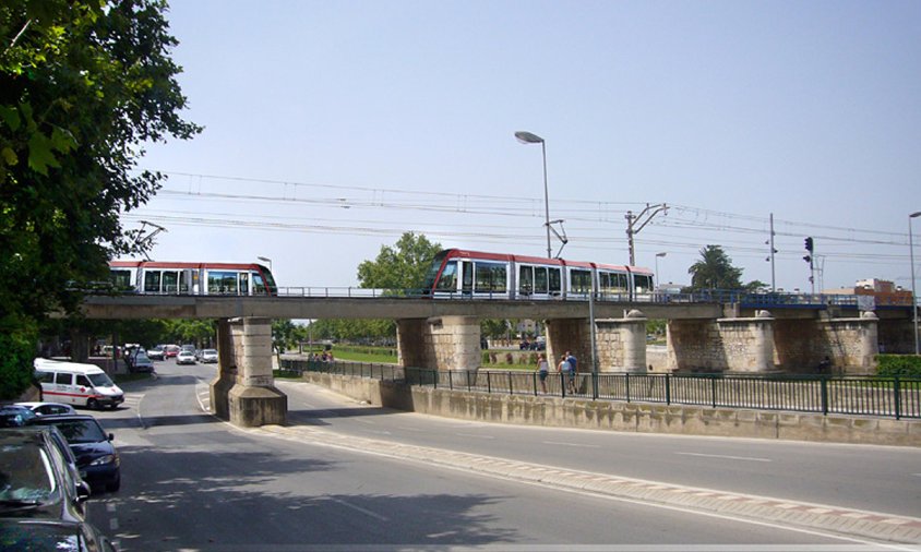 Simulació virtual del tren-tramvia al seu pas pel pont de la riera d'Alforja a Cambrils, que va presentar la Generalitat l'any 2010
