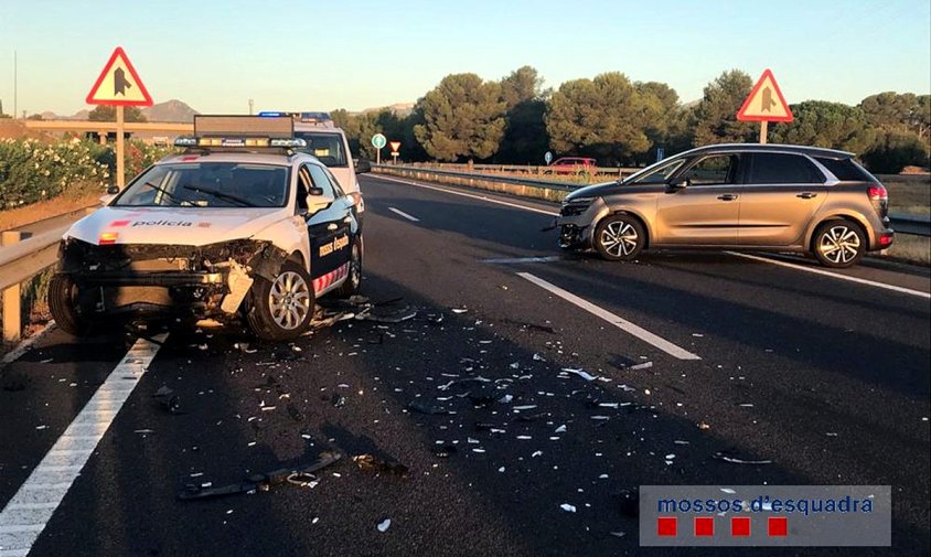 El cotxe detingut i un dels cotxes dels Mossos d'Esquadra, després dels fets