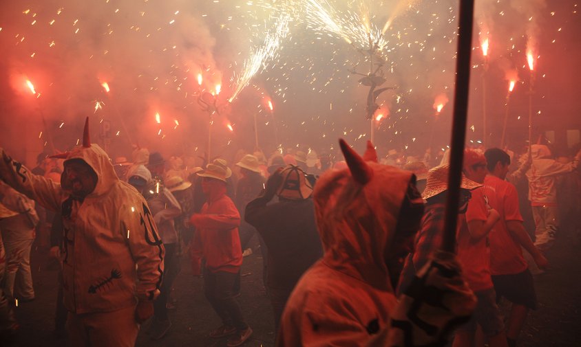 Un moment del correfoc de la Nit del Foc de l'any passat, a la plaça de la Vila