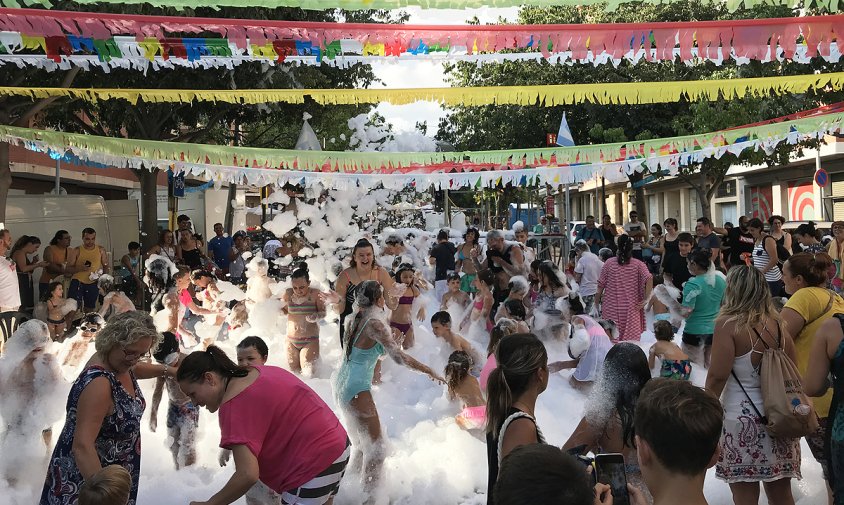 La festa de l'escuma va cloure els actes festius de les Festes de l'Eixample Platja