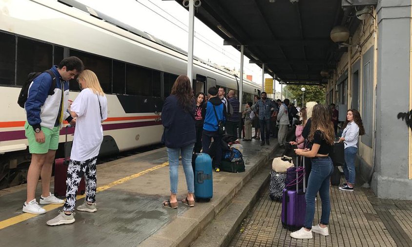 Usuaris esperant-se a l'estació de tren de Cambrils pel tall de circulació ferroviària