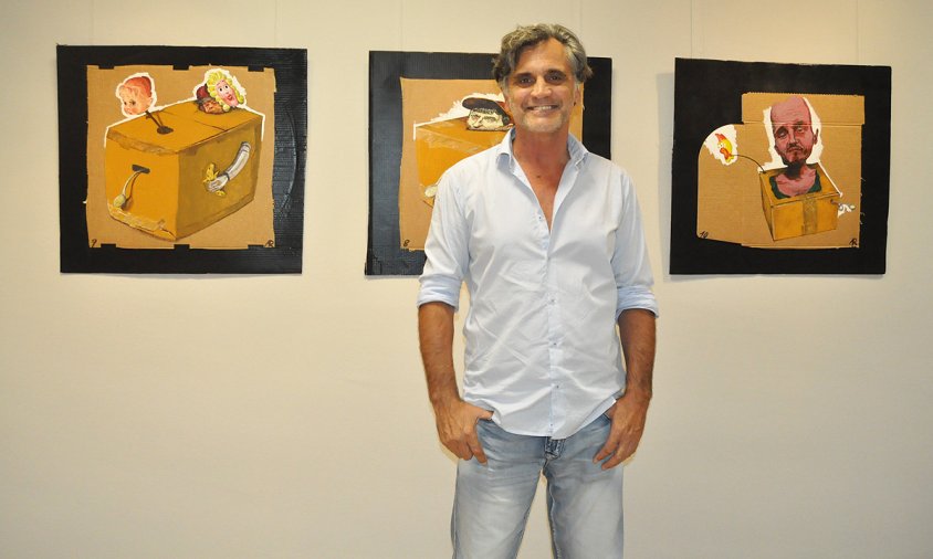 Álvaro Ramos al costat d'algunes de les peces de la seva exposició