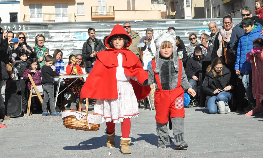 Imatge de la desfilada infantil de disfresses, ahir al migdia, a la plaça del Pòsit