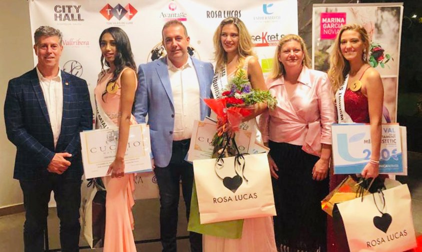 A la imatge, la nova Miss Tourism Catalunya i les seves dues dames d'honor acompanyades dels regidors Lluís Abella, Enric Daza i Marta Borràs