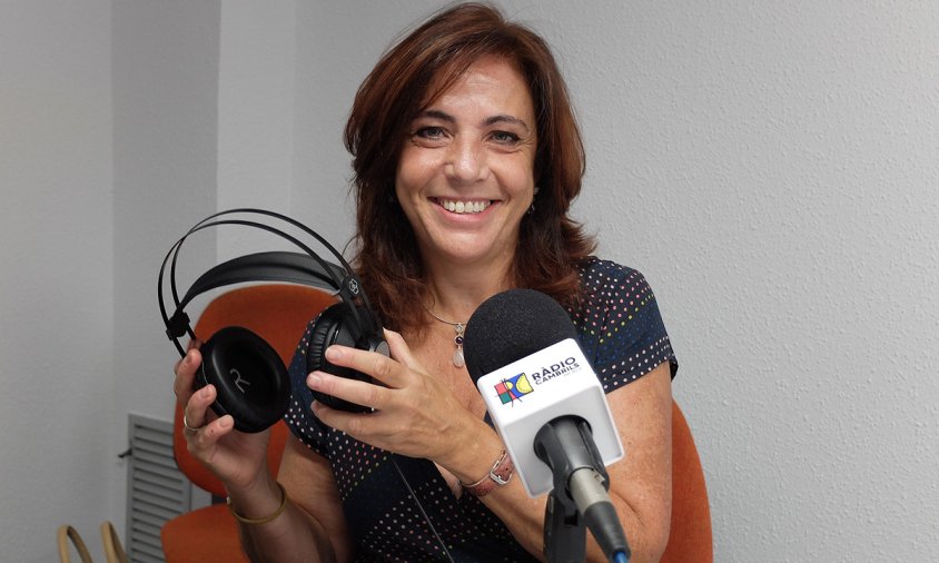 Helena Martínez-Ferreruela, responsable del SLC, condueix el programa radiofònic amb la col·laboració de la periodista de l’emissora Marga Mallol