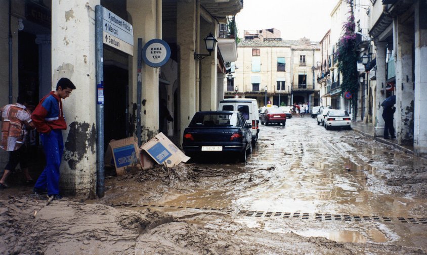Imatge de la plaça de la Vila i del carrer de l'Hospital plens de fang