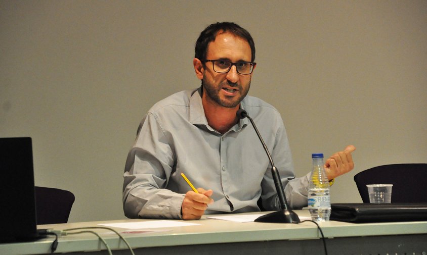 L'historiador Manel Tarés, ahir, en el decurs de la conferència sobre l'exili del cardenal Vidal i Barraquer