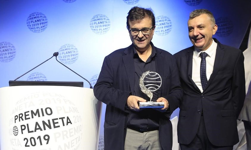 Javier Cercas amb el seu guardó com a guanyador del Premi Planeta 2019