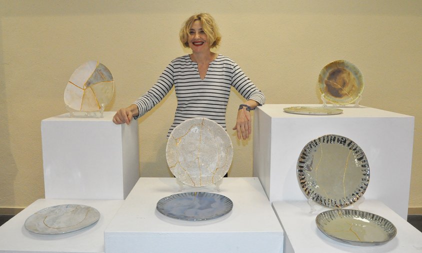 Cristina Salvans amb algunes peces de la seva exposició