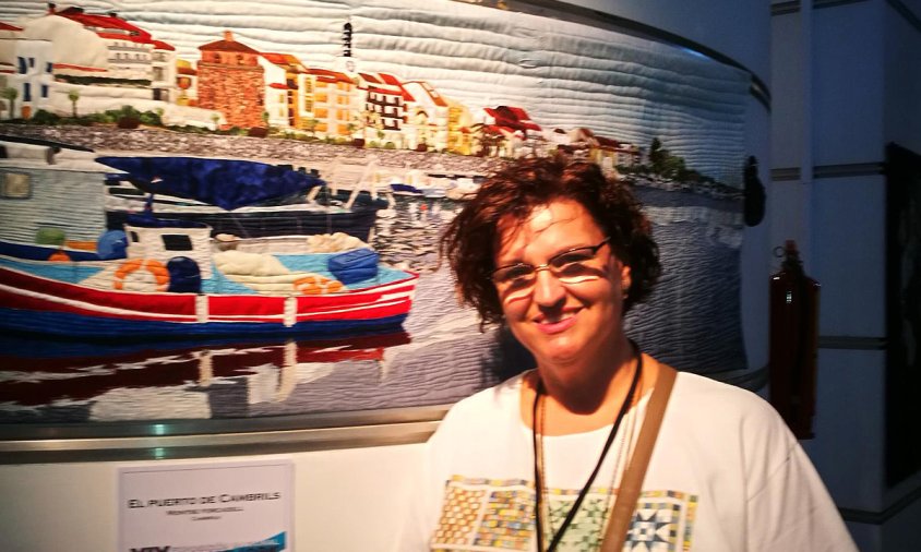 Montserrat Forcadell amb la seva obra del Port de Cambrils premiada a Saragossa