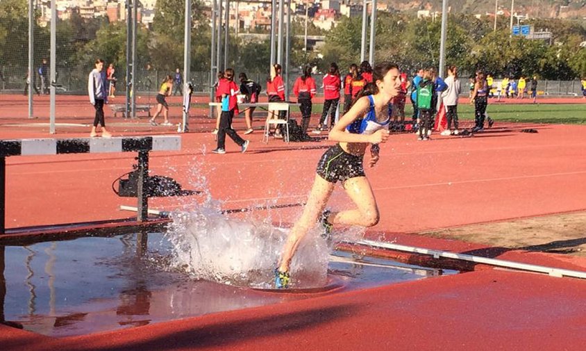 Maria Taggi als 1.500 metres obstacles, en el moment de passar el rial