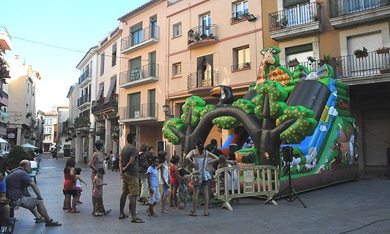 Castell inflable que es va instal·lar ahir a la tarda a la plaça de la Vila