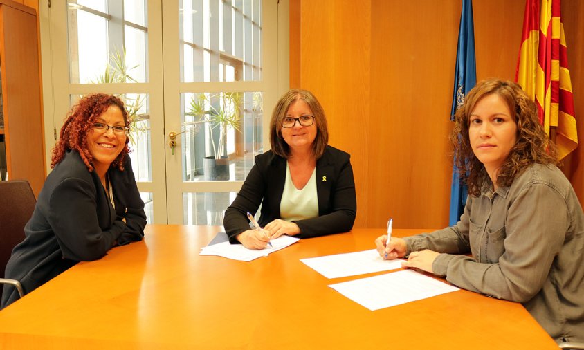 Imatge de la signatura del conveni entre l'Ajuntament i el centre de psicologia educativa TIP