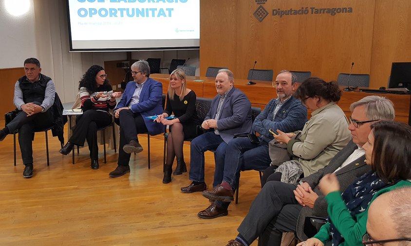 Imatge de la trobada d'ahir a la tarda corresponent a la comarca del Tarragonès, amb la participació d'alcaldes i alcaldesses
