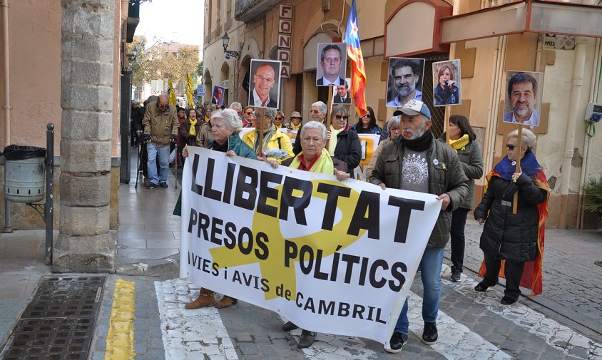 La manifestació dels Avis i Àvies, ahir, a la cruïlla del carrer de l'Hospital amb la plaça de la Vila