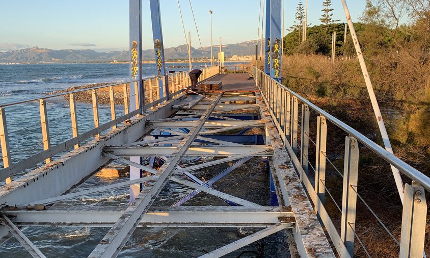 Imatge de les obres de reparació del pont de fusta de la riera de Maspujols