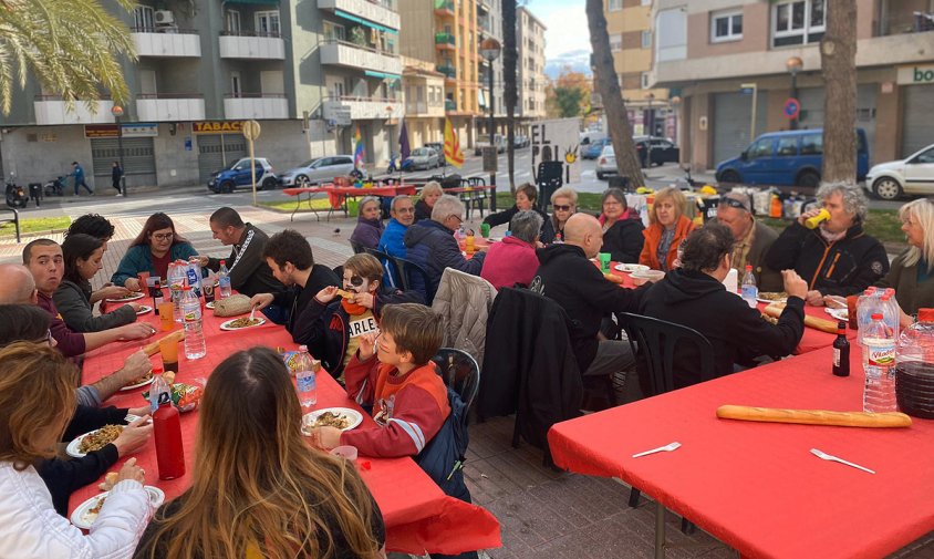El dinar del primer aniversari del Casal Popular El Polvorí es va fer a la plaça de Carles Roig