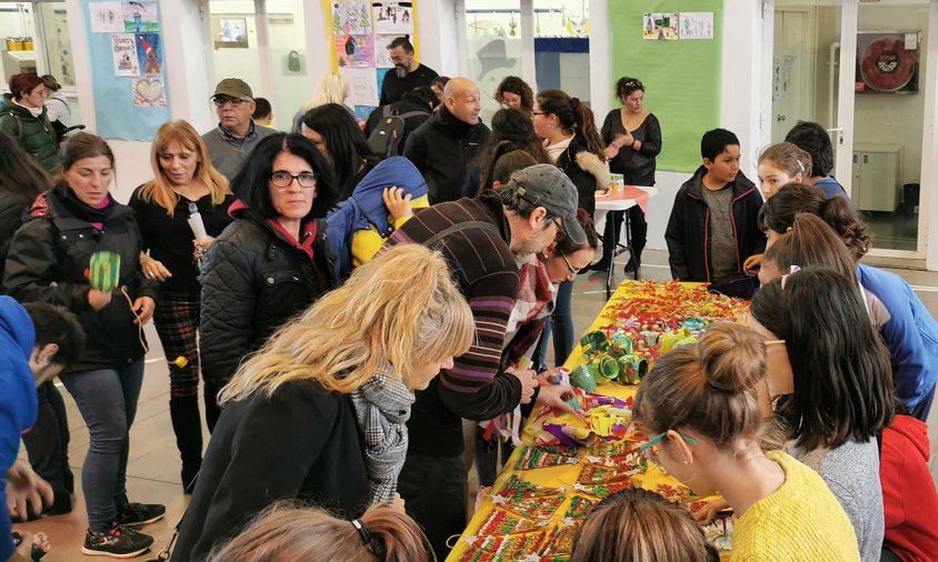 Imatge de les activitats solidàries que es van muntar a l'escola Joan Ardèvol
