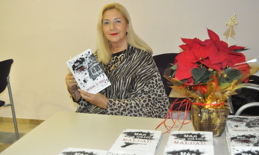 Ana M. Franquet amb la seva darrera novel·la "Más que odio, maldad II. Fantasmas del pasado"