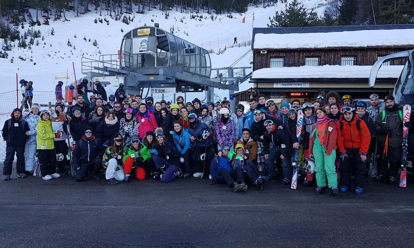 Foto de grup dels joves participants a l'esquiada