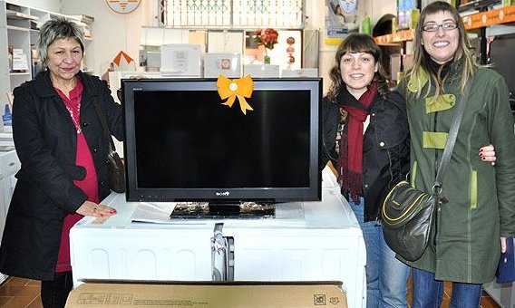 Ramela Der-Abrahamian amb les seves filles Noemí i Perla Tuset en el moment de fer efectiva, ahir, la compra d'un televisor dins del sorteig dels 6.000 euros