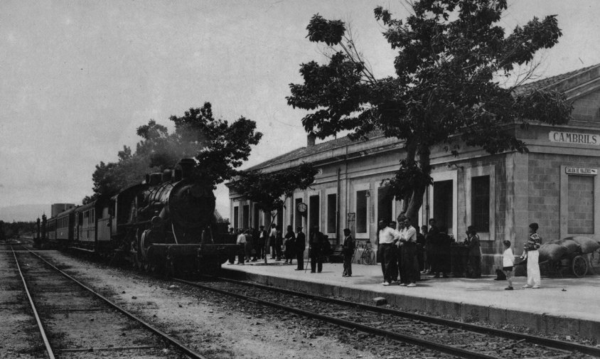 Fotografia antiga de l'estació de tren de Cambrils, cap als anys de 1930