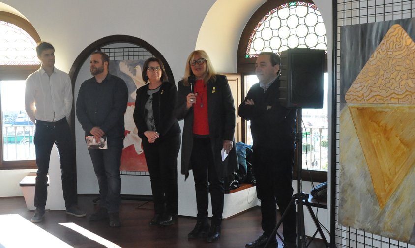 Un moment de l'acte d'inauguració de l'exposició, el passat dissabte al migdia. D'esquerra a dreta: Pol i Isaac Torrents, Camí Mendoza, Cinta Ballesté i Gerard Martí