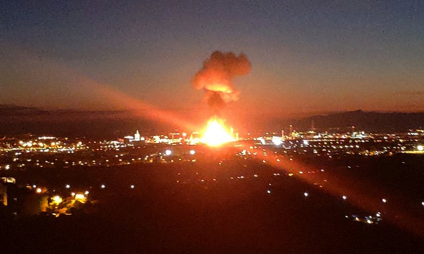 Pla general de l'incendi a la indústria química on hi va haver l'explosió a la Canonja, ahir a la tarda