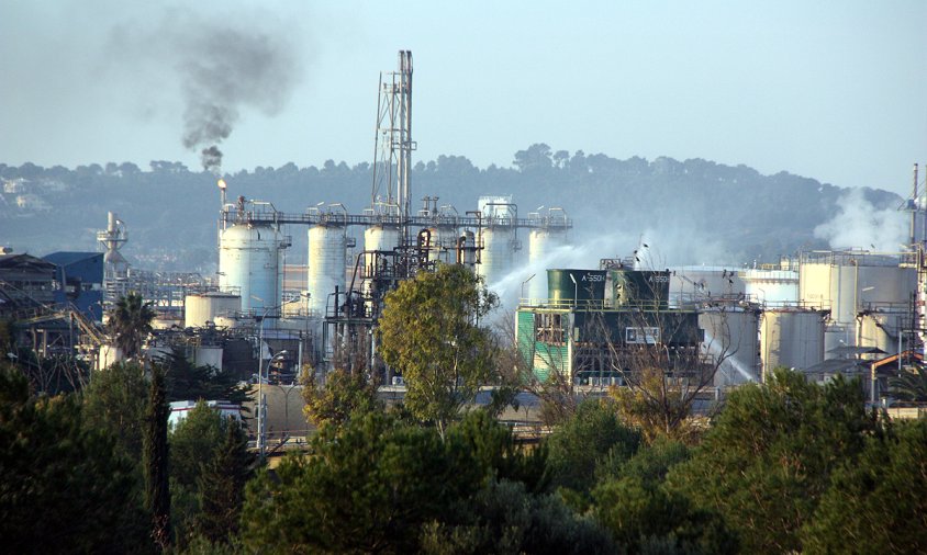 Imatge de la planta d'IQOXE a la Canonja, l'endemà del dia de l'explosió, el passat mes de gener